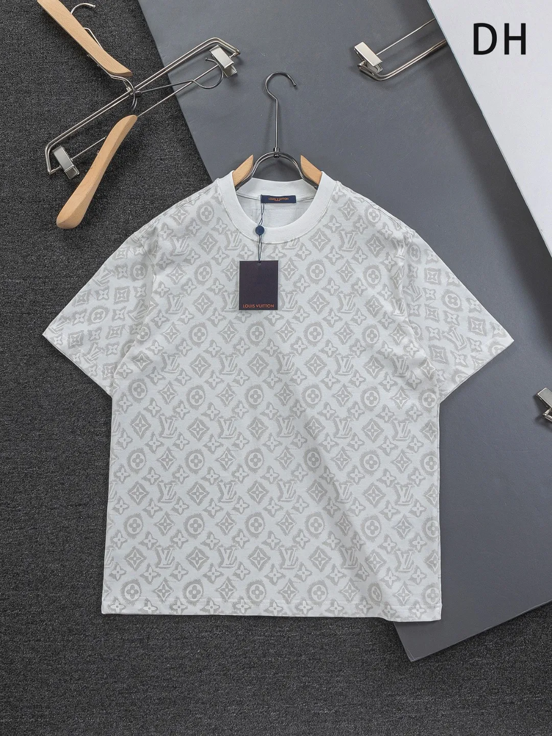 🅿️200 Louis Vuitton 1V LV micro-wide version S-XL LV 26ss new products are available at the counter simultaneously. Multiple craftsmanship, full jacquard presbyopia letter logo printing, round neck short-sleeved T-shirt, same style for men and women! Consigned to one-to-one creation. Synchronized with the official website, pure cotton fabrics at the counter! It is close to the skin and comfortable, durable and easy to wear. It has a classic and simple logo design and meticulous original craftsmanship. Short-sleeves, a must-have item for men, do not appear to be the same for the general public, but must be unique and eye-catching. This LV short-sleeve is all about quality, comfort, the same shape and fashion as always, including fabrics and cutting techniques. All of them have been made with great effort! 320 grams of washed pure cotton fabric, pure cotton is breathable, very refreshing and comfortable for daily wear. The rib knitting on the neckline is smooth and tight, and the neckline will not be skewed if you toss it at will. The loose version, you will find that it looks really good on the upper body. The overall is minimalist and neat, super versatile for daily use! Pair it casually with a pair of pants for a youthful look. A T-shirt will make your outfit crazy. It is a fashionable item that can never go wrong! Color: Black White Size: S-XL Size chart: S: Shoulder width 50-Bust 56-Length 70 M: Shoulder width 52-Bust 57-Length 72 L: Shoulder width 54-Bust 59-Length 74 XL: Shoulder width 56-Bust 62-Length 76